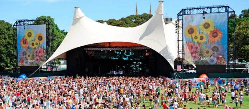 Large crowd at Field Day music festival.